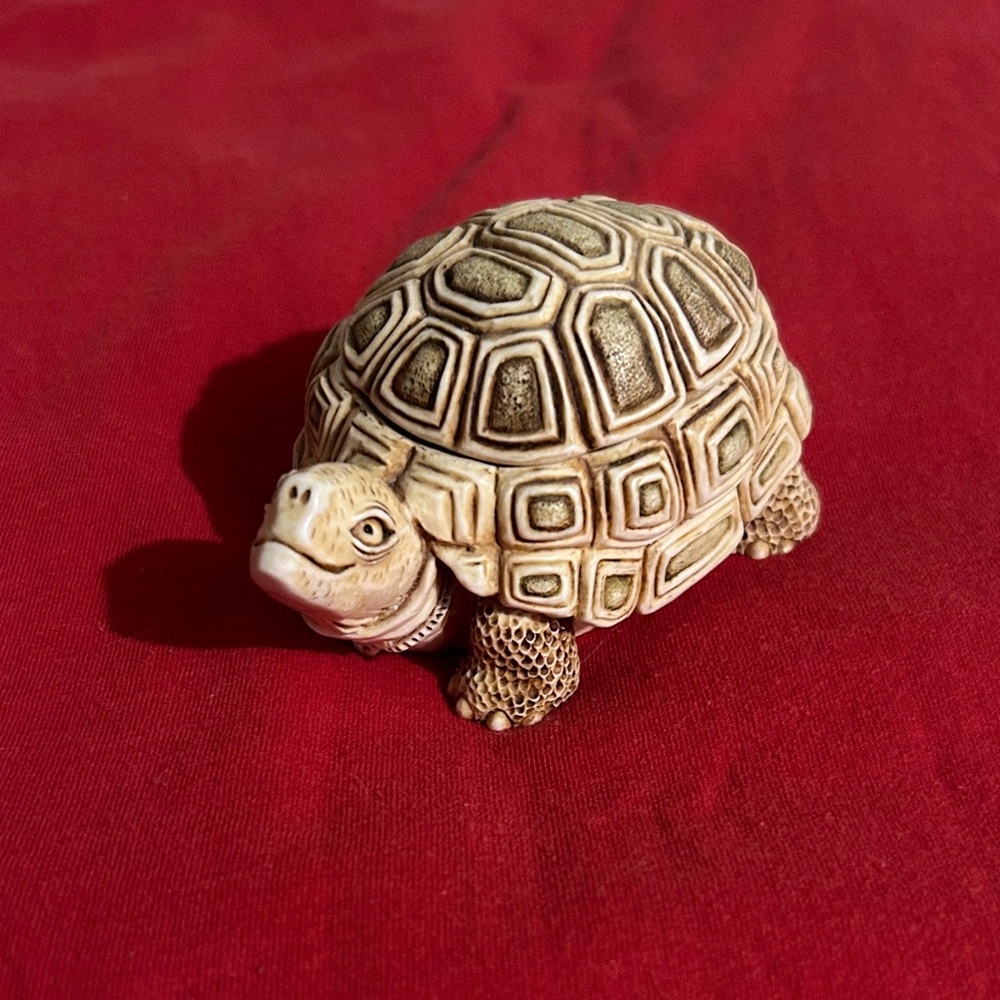 Vintage 1993 Harmony Kingdom one step ahead turtle Figurine - Brown and Tan - Picture 2 of 9